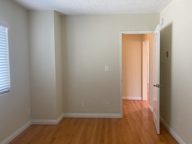 Building Photo - 567 S Wilton Pl