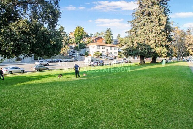 Building Photo - Nicely Located, Pet Friendly, Lake Merritt...