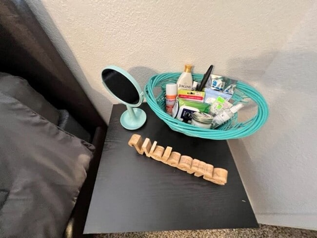 Building Photo - Furnished 3 BR Vacation Rental Includes utilities Near Target Center/Golf/Hwy 95