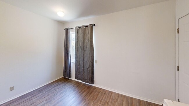 Building Photo - Charming 2 bedroom 1 bath on Large Lot!!