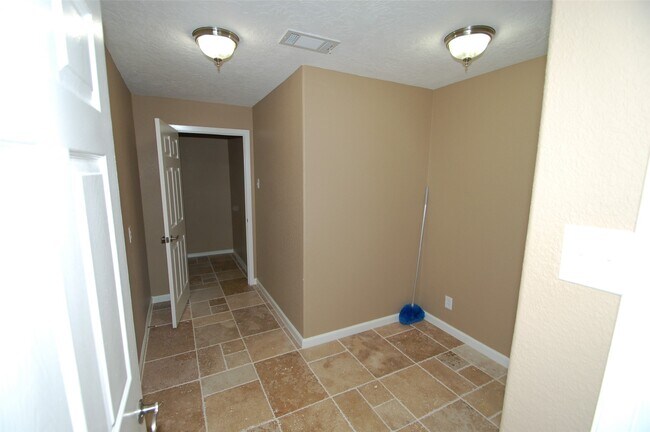 Building Photo - 3110 Brookhurst Ln