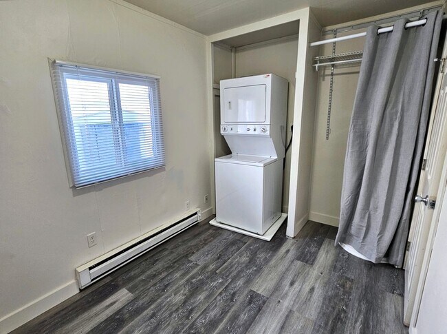 Building Photo - MOVE IN SPECIAL: 1/2 MONTHS RENT FREE- Washer/Dryer Included!
