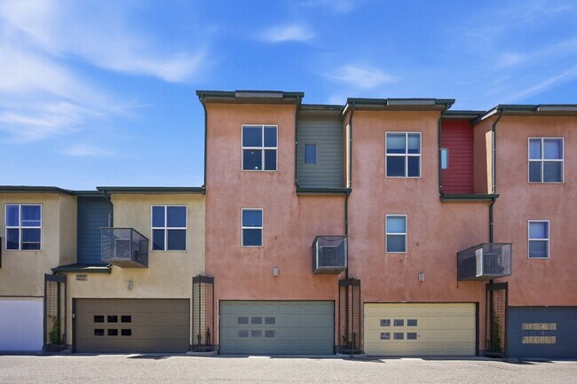 Building Photo - $2,595.95- 3 Bed, 3 Bath Townhome in Aurora with Central AC and In Unit Laundry!