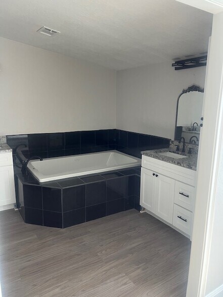 Building Photo - 4454 Lower Meadow Rd