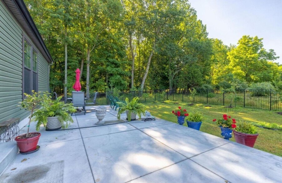 Building Photo - 497 W Center St