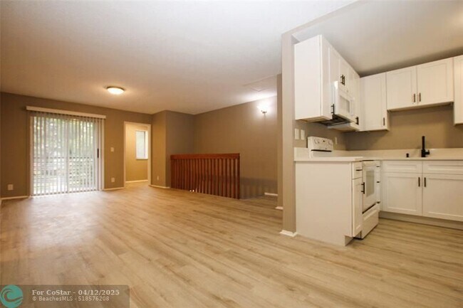 Building Photo - 704 Gardens Dr
