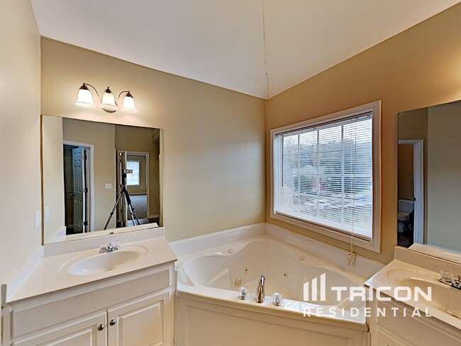 Building Photo - 5156 Heritage Oaks Ct