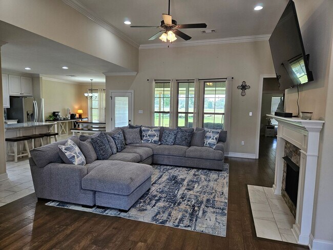 Building Photo - 43283 Pond View Dr
