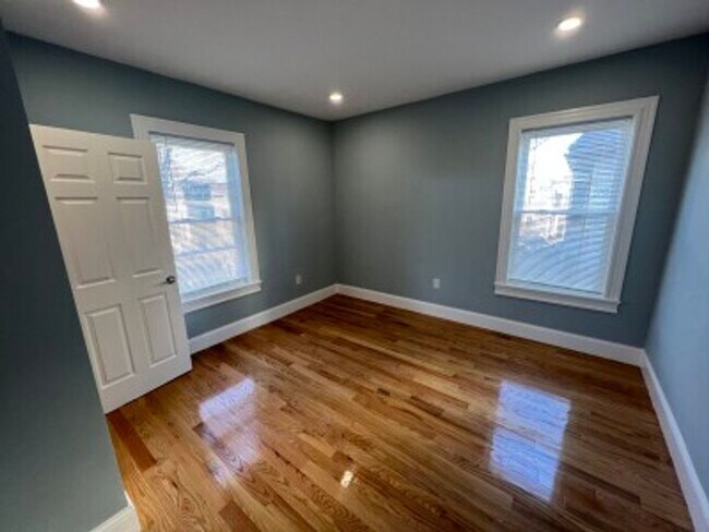 Building Photo - Beautiful Porter/Harvard 2 bedroom apartme...