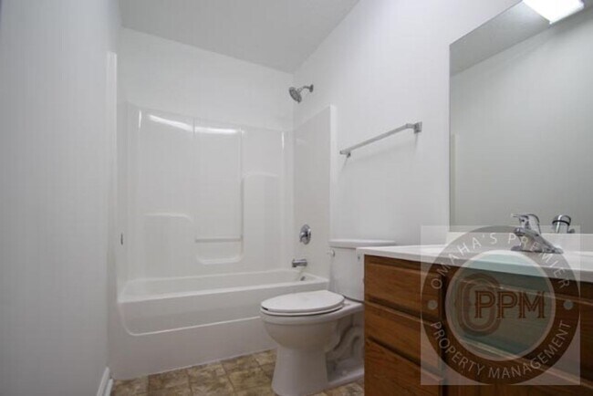 Building Photo - Beautiful 3Bd/2Ba Split entry in Omaha!