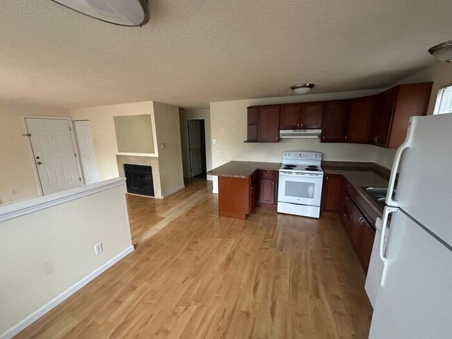 Building Photo - Upper Unit Fourplex Very Nice Spacious 2 B...