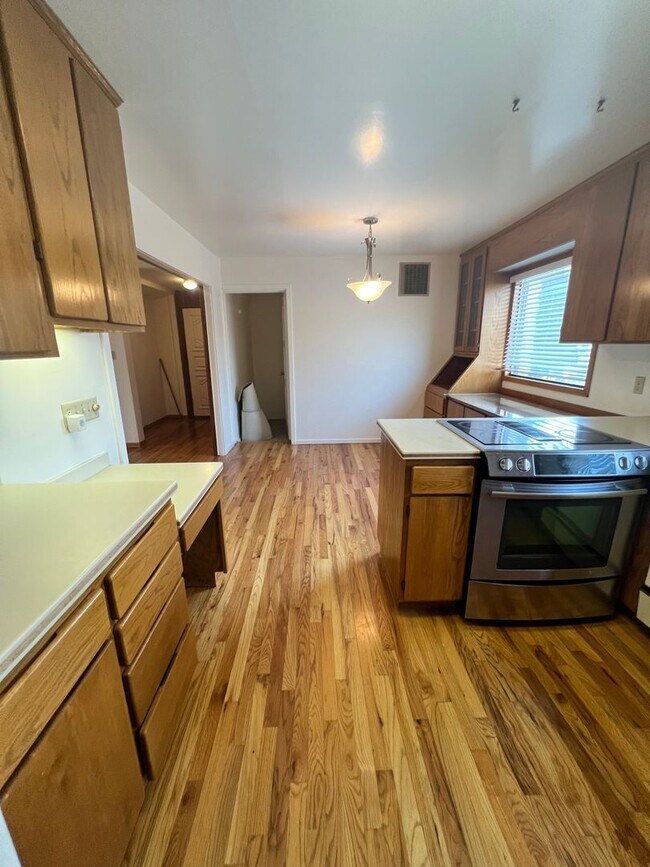 Building Photo - 2 Bedroom Blue Lake House with extra Loft Space!
