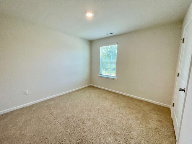 Building Photo - Spacious 5-Bedroom Haven With 3 Full Baths...