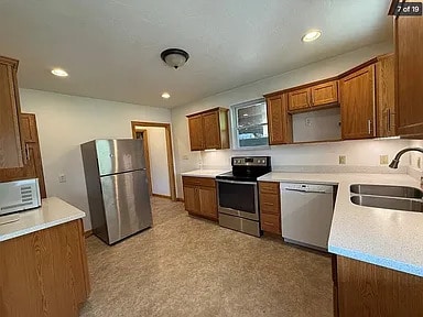 Building Photo - 635 Valley St