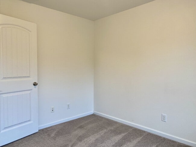 Building Photo - 1021 Livingstone Ln