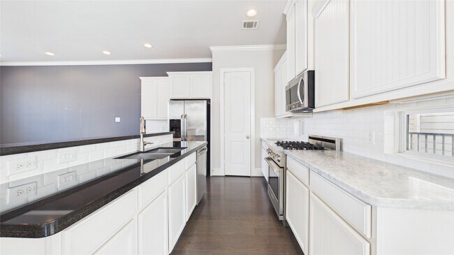 Building Photo - 2724 Rutland St