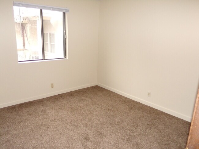Building Photo - BCR - 2227 A Street - Nice 2 BR Apt