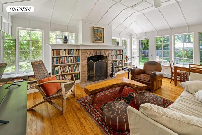 Building Photo - 179 Redwood Rd