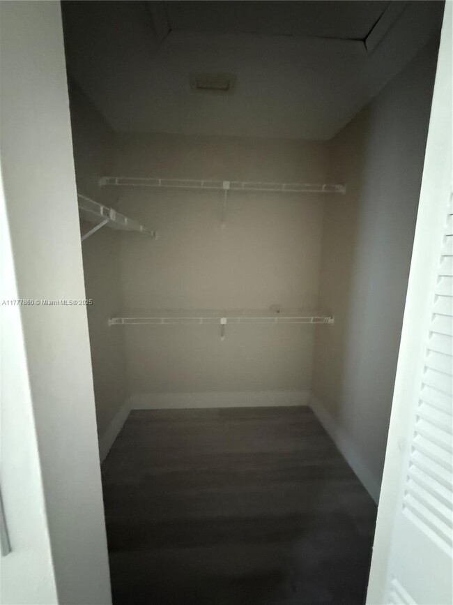 Building Photo - 9961 Three Lakes Cir