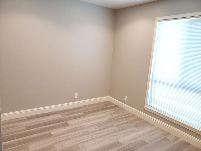 Building Photo - 4 Bed 2 Bath with Beautiful Large Yard!!