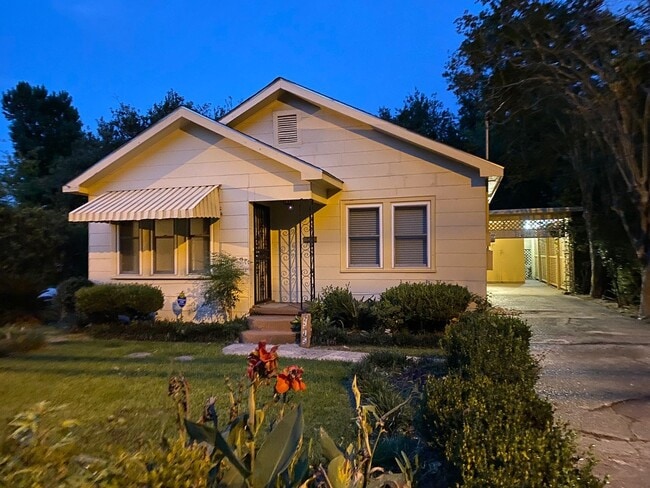 Building Photo - 2 bedrooms 1 bath - Large Yard