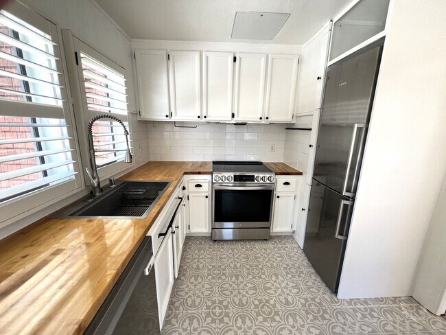 Building Photo - ONE LEVEL ONE BEDROOM TOP-UNIT CONDO IN HEADLANDS WITH STUNNING BAY VIEWS