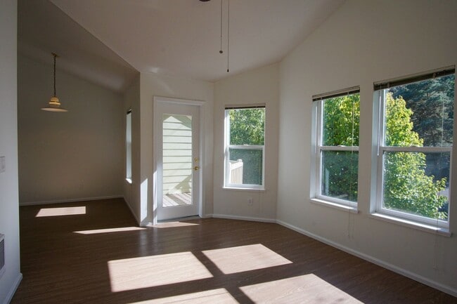 Building Photo - $250 OFF!! Lair Hill-Spacious & Updated 2-...