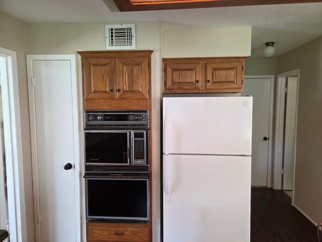 Building Photo - 8530 Lake Crystal Dr