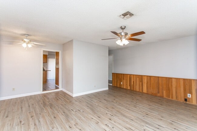 Building Photo - 3 Bedroom 2 Bath Home for Lease!