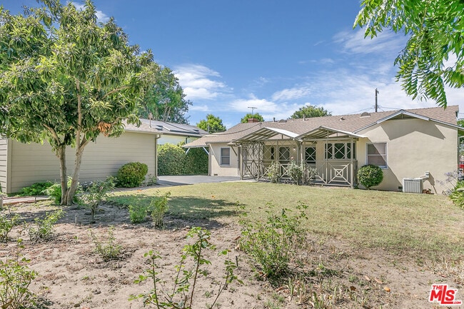 Building Photo - 15436 Camarillo St