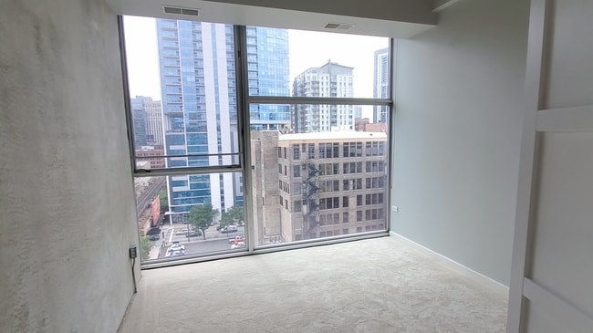 Building Photo - Amazing Views, Tons of Light and Space, an...
