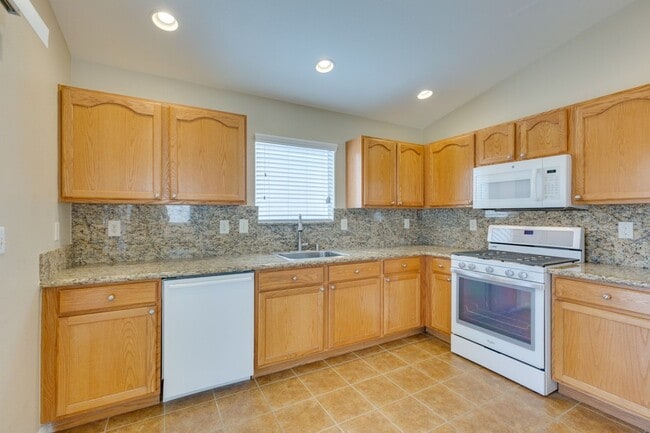 Building Photo - Single story 3 bedroom home in a lovely NW community