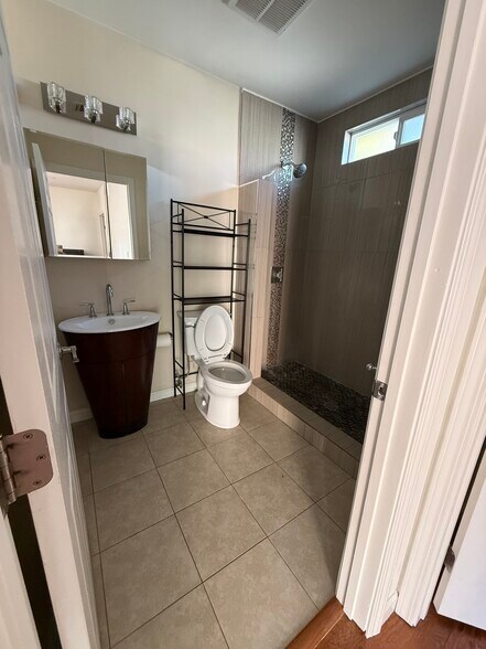 Building Photo - 10548 Tinker Ave