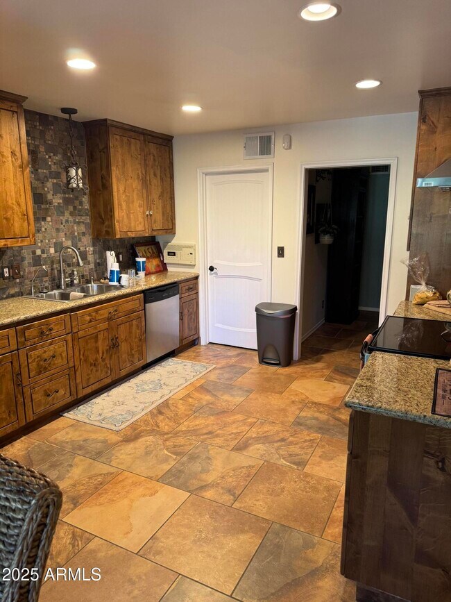 Building Photo - 1009 N Villa Nueva Dr