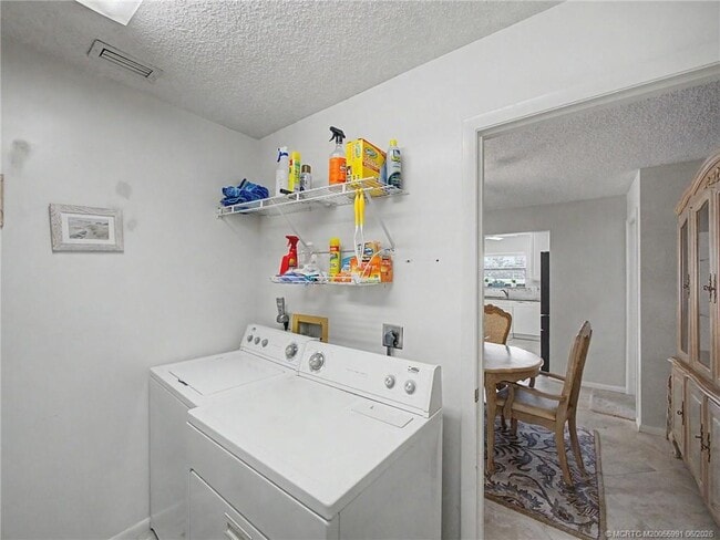 Building Photo - 3382 SW Bobalink Way