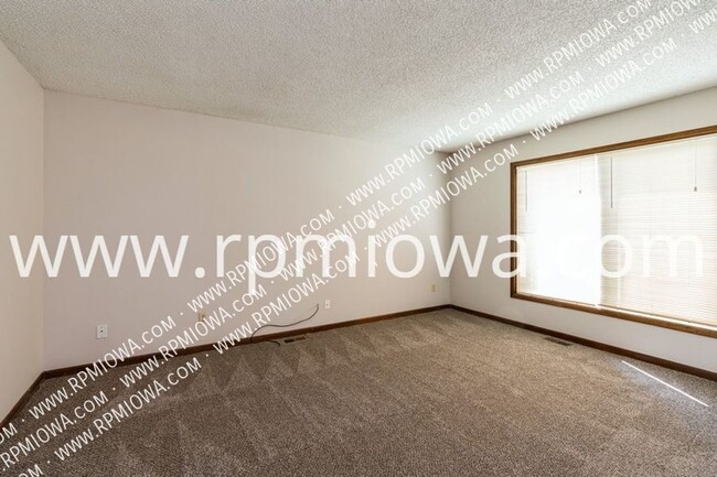 Building Photo - DUPLEX IN DES MOINES! 2 Bedroom, 1.5 Bathr...