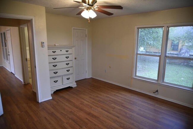 Building Photo - 302 S Oneal St