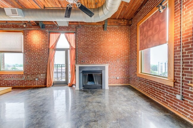 Building Photo - Huge Luxury 2 Story Condo with Private Rooftop Deck!