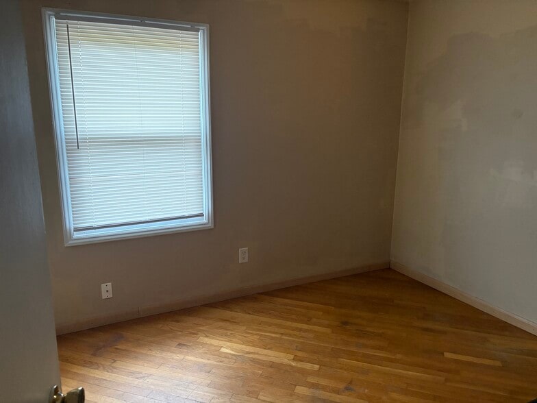 Building Photo - 423 Kirkcaldy Ct