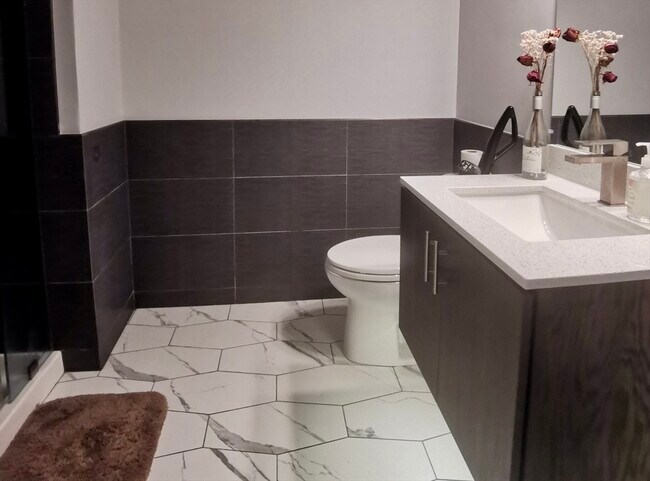 Building Photo - 2 Cliveden St