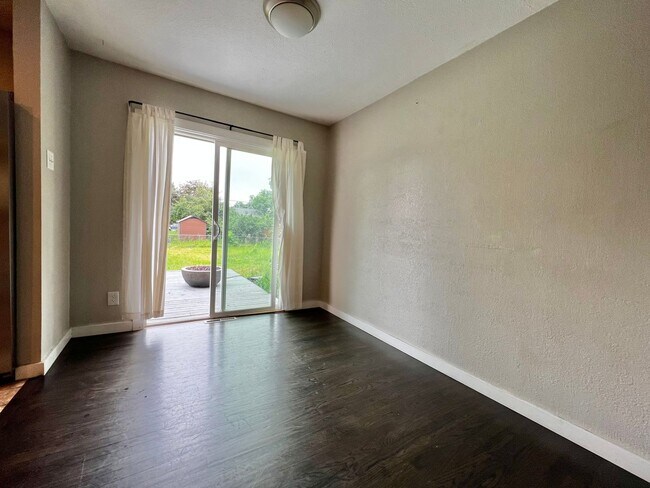 Building Photo - Beautifully Remodeled 5 Bed 2 Bath House i...