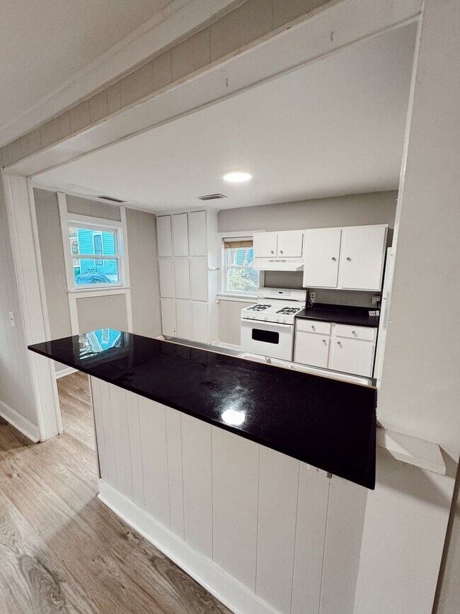 Building Photo - Charming 3-Bedroom Cottage in Normaltown –...