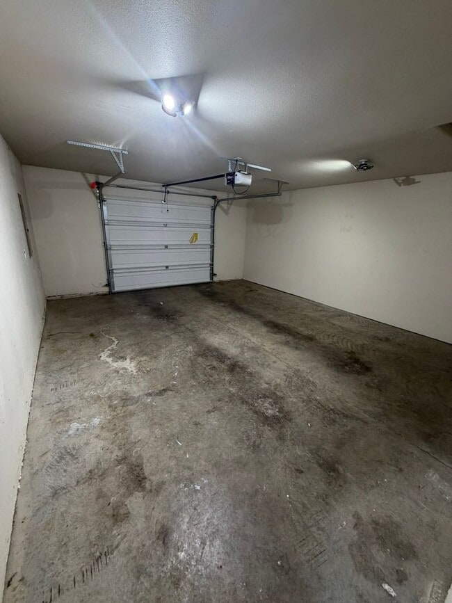 Building Photo - Large 2 Bedroom with Fenced Yard!