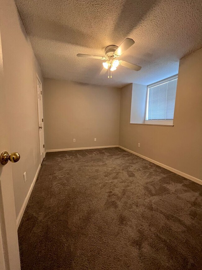 Building Photo - 3 BR/ 2 BA townhome located in Lakeshore E...