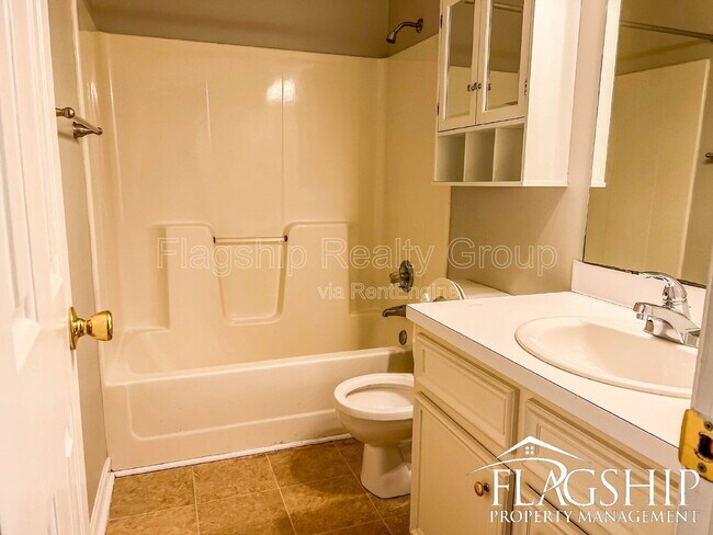 Building Photo - 3638 Highland Dr