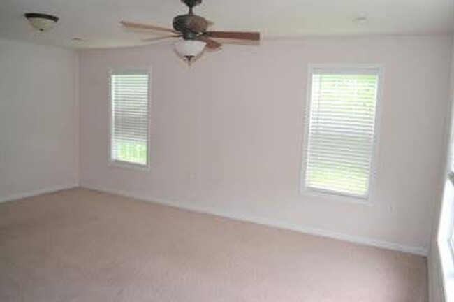 Building Photo - 4 Bedroom Townhome in Lynchburg