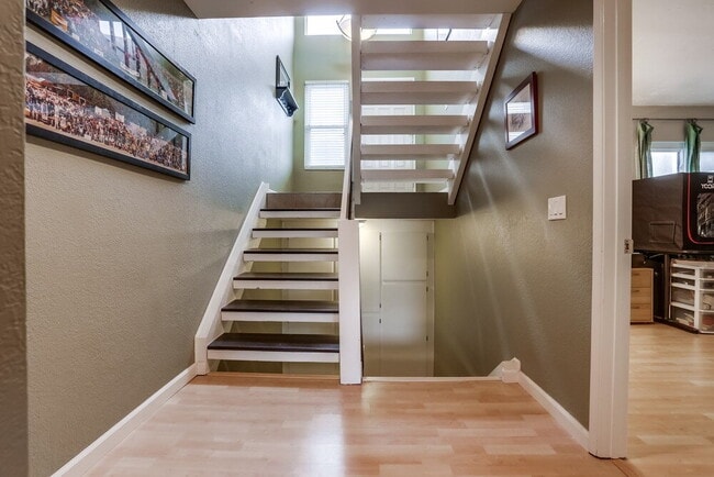 Building Photo - Welcome to this beautiful 1,042 sq. ft. condo offering modern comfort in a prime location!