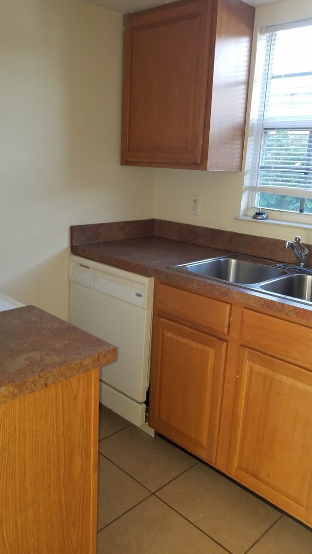 Building Photo - 1 Bedroom 1 Bath duplex