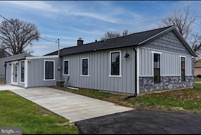 Building Photo - 259 Pinecrest Dr