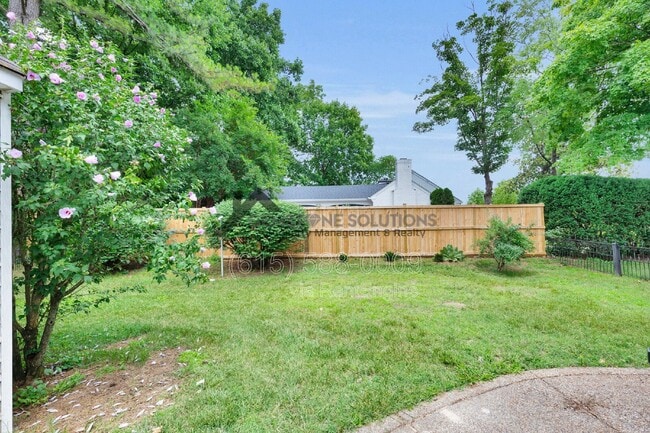 Building Photo - 715 Hillsboro Rd